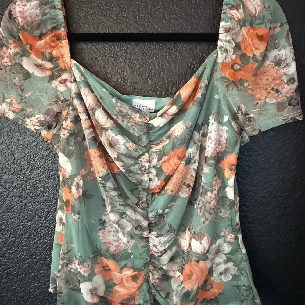 Madison & Berkeley Green Floral Ruched Front Short Sleeve Blouse Size M